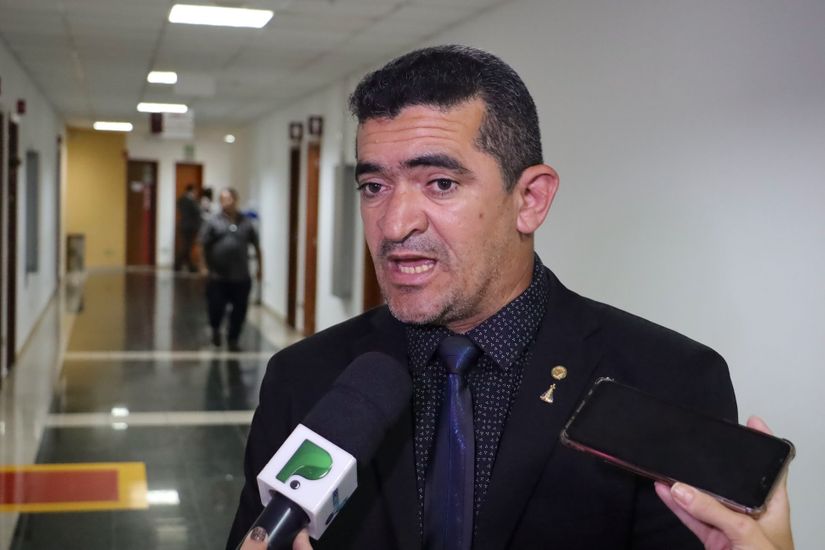 Deputados pega carona e repete ação de colega ao TJ