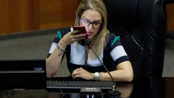 Janaína se compromete com servidores para barrar projetos de Mauro na AL 