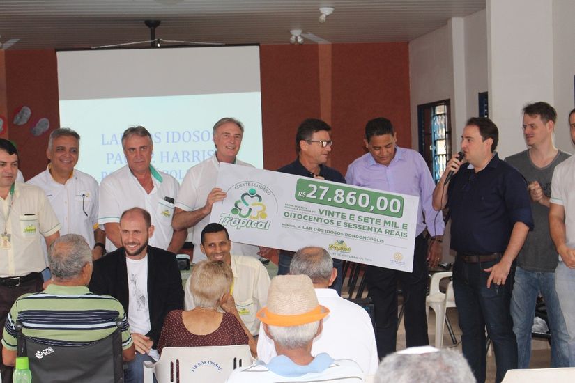 Cliente Solidário Tropical faz doação ao Lar dos Idosos