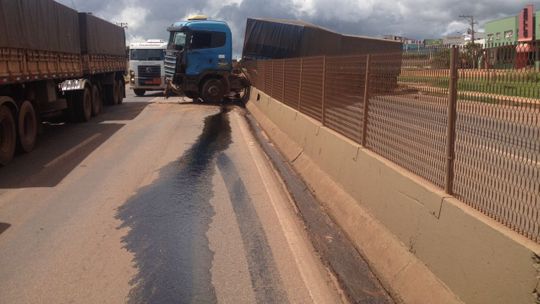 Carreta desgovernada atravessa viaduto