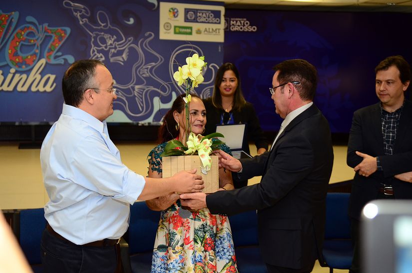 Presidente da AL homenageia grupo de dança Flor Ribeirinha