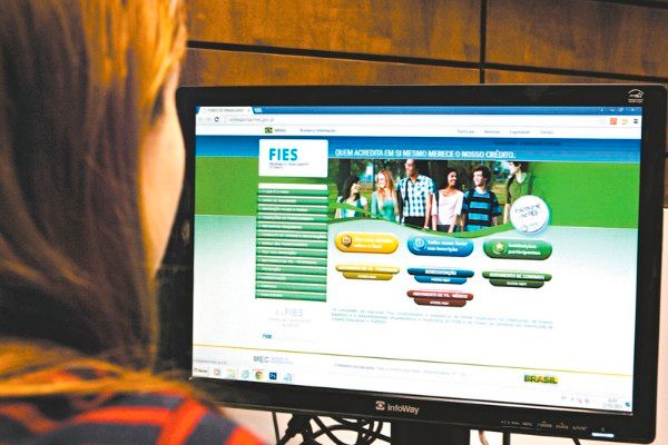 Deputados e senadores vão discutir as novas regras do Fies com estudantes na terça-feira