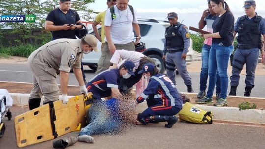 Jovem morre após perder o controle da direção de motocicleta e bater no meio fio em MT 