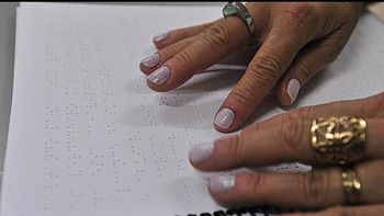 Mundo comemora Sistema Braile de escrita e leitura para cegos
