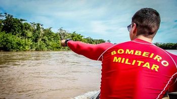Bombeiros buscam por homem de 29 anos que foi puxado por redemoinho em rio 