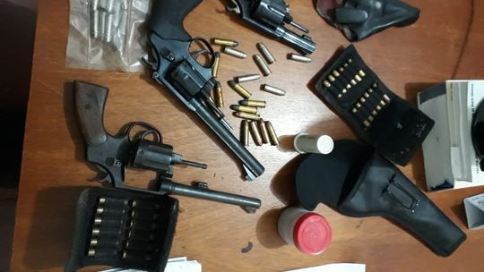 Homens são presos pela Polícia Ambiental com 3 revólveres e 91 munições