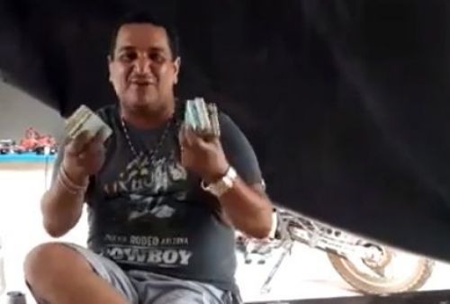 Vereador de Nobres aparece em vídeo jogando bolos de dinheiro no chão