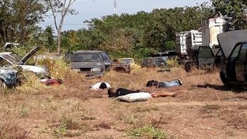 Jovens são flagrados desmontando veículos em pátio de delegacia