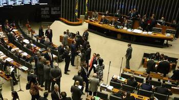 Câmara inicia sessão para votar parecer de denúncia contra Temer, assista aqui