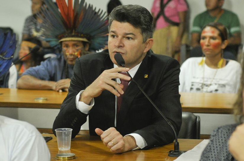 José Medeiros critica onda de boatos sobre fim de direitos trabalhista