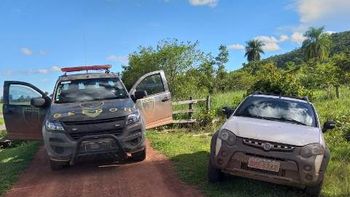 Suspeitos são presos pelo Gefron com picape roubada