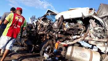 Colisão entre três carretas deixa motorista morto na BR-163