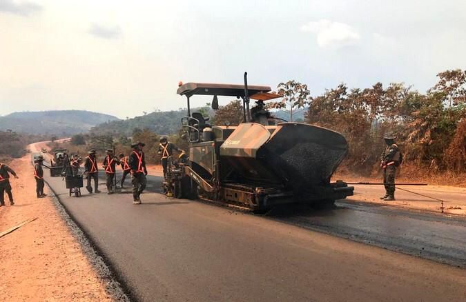 Exército dá manutenção e ajuda no asfaltamento da BR 163 no Pará