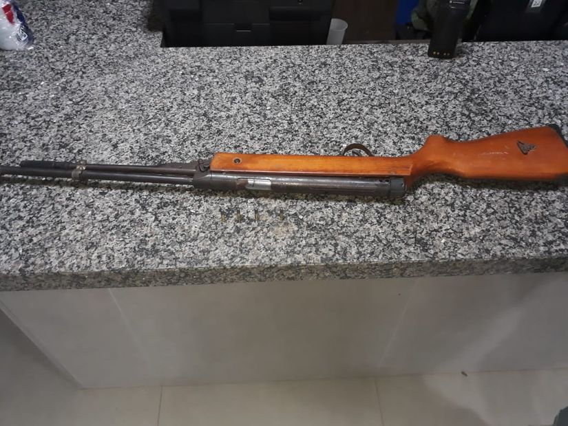 Polícia apreende espingarda após flagrar homens com animal silvestre abatido