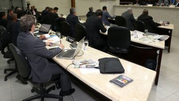 Vereadores rejeitam projeto que regulamentava transporte por aplicativos 
