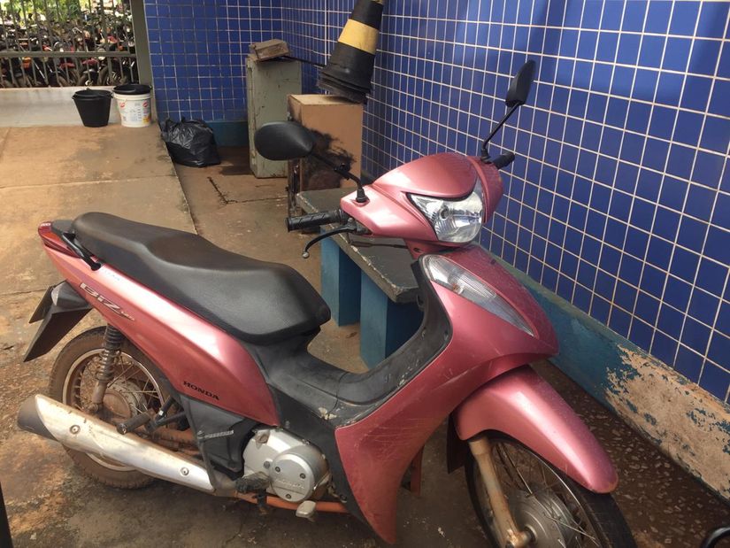Motocicleta usada em latrocínio de comerciante é apreendida e menor detido