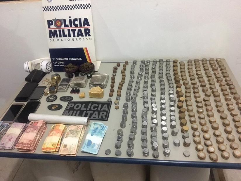 Polícia prende 2 e encontra quase R$ 5 mil dentro de urso de pelúcia