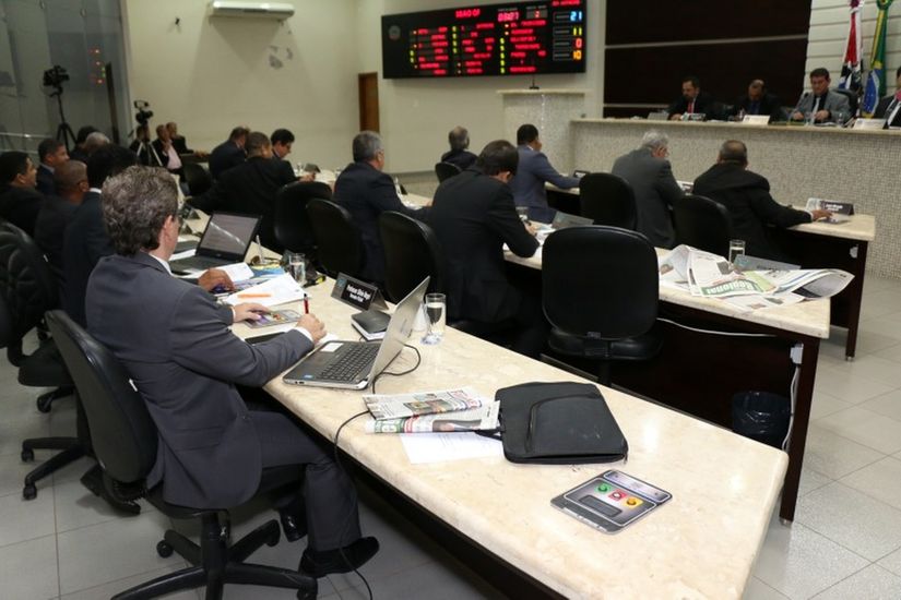 Vereadores rejeitam projeto que regulamentava transporte por aplicativos 