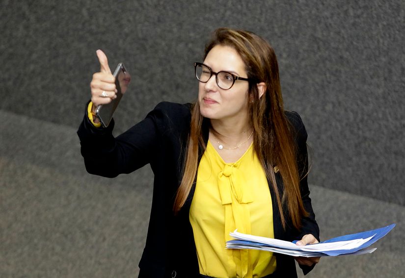 Janaína reafirma que gravidez não muda planos de briga por 1ª secretaria