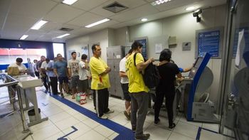 Bancos funcionam em horário especial nesta sexta-feira