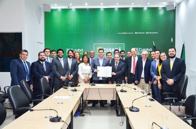 Pinheiro sanciona lei que pune violação às prerrogativas da advocacia