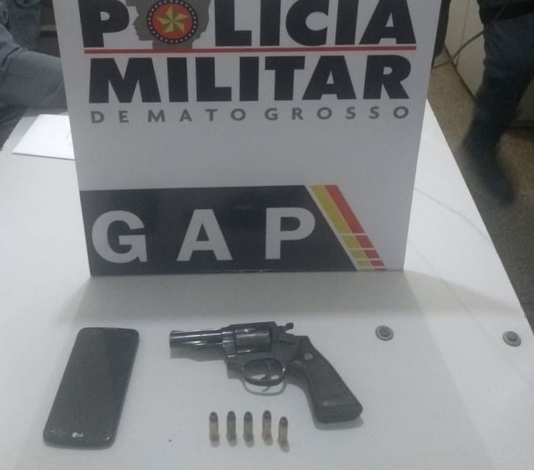 Dupla em caminhonete é presa com revólver em Rondonópolis