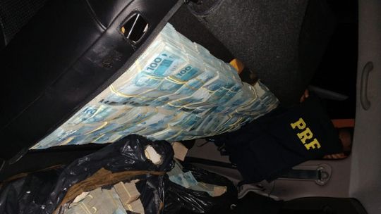 PRF prende três homens com R$ 4,5 milhões escondidos em L200 na BR-070