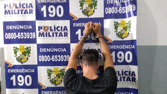 Homem invade estabelecimento comercial, agride funcionária e é preso pela PM