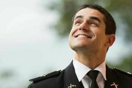 Amigos e familiares prestam últimas homenagens a policial morto em combate