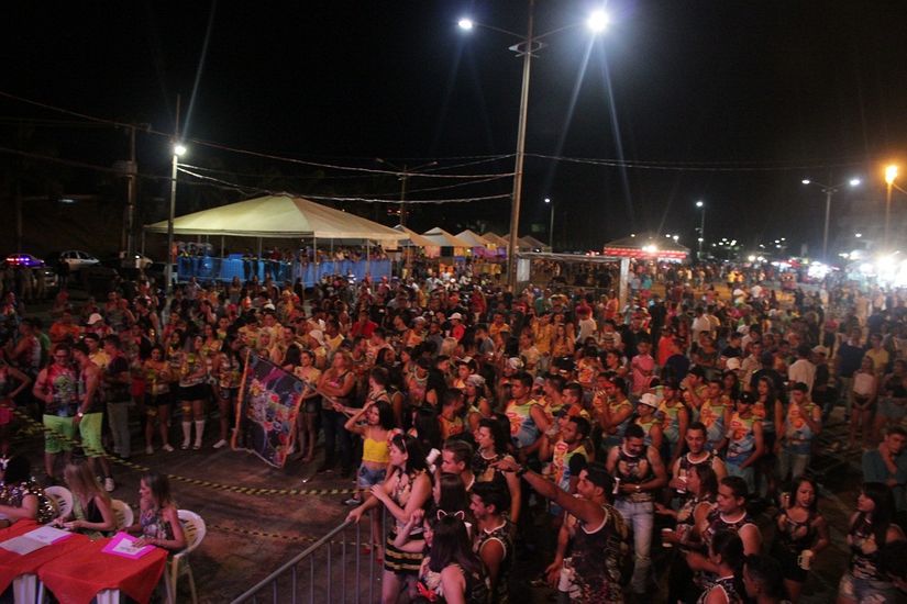 Com muito samba no pé, primaverenses curtem a primeira noite de carnaval