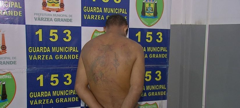 Homem é preso minutos após roubar passageiros de ônibus coletivo 