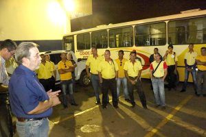 Candidato a prefeito visita empresa de transporte público