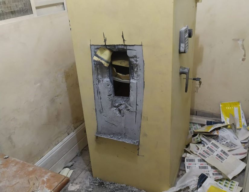 Criminosos invadem agência dos correios e fogem com dinheiro e arma 