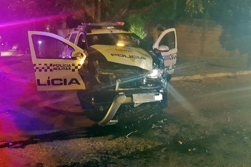 Três ficam feridos após colisão entre viatura da PM e Jeep em Cuiabá