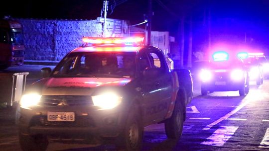 Dupla que estava em posse de carro clonado é presa após trocar tiros com a PM 