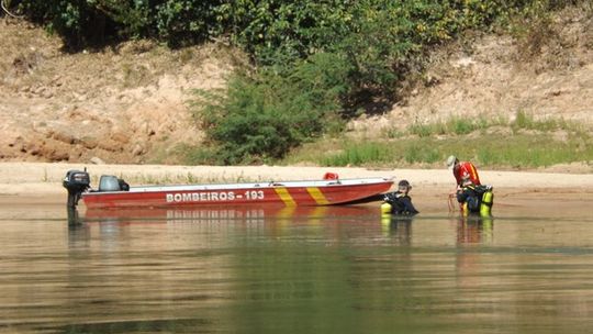 Corpo de Bombeiros buscam por adolescente que se afogou em rio em Cáceres
