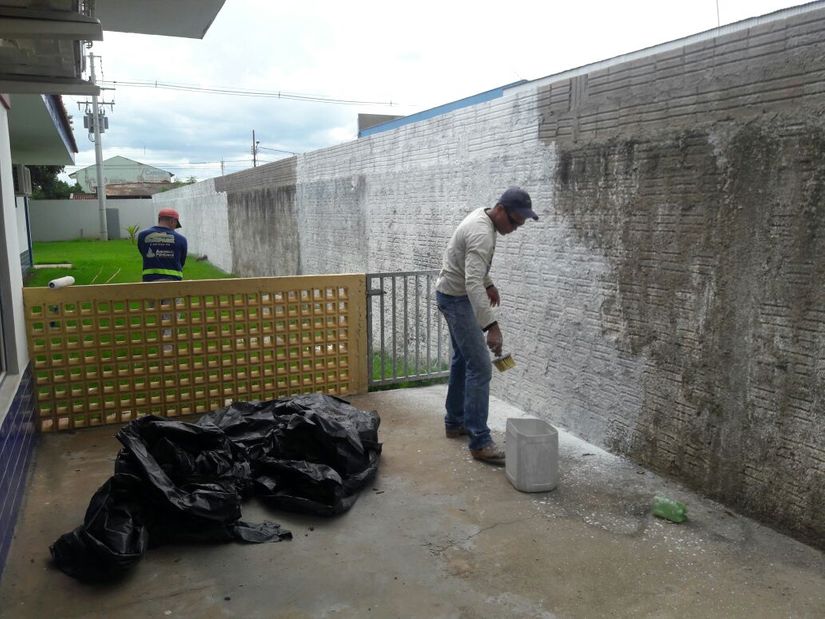 Reeducandos realizam limpeza e pintura de escola