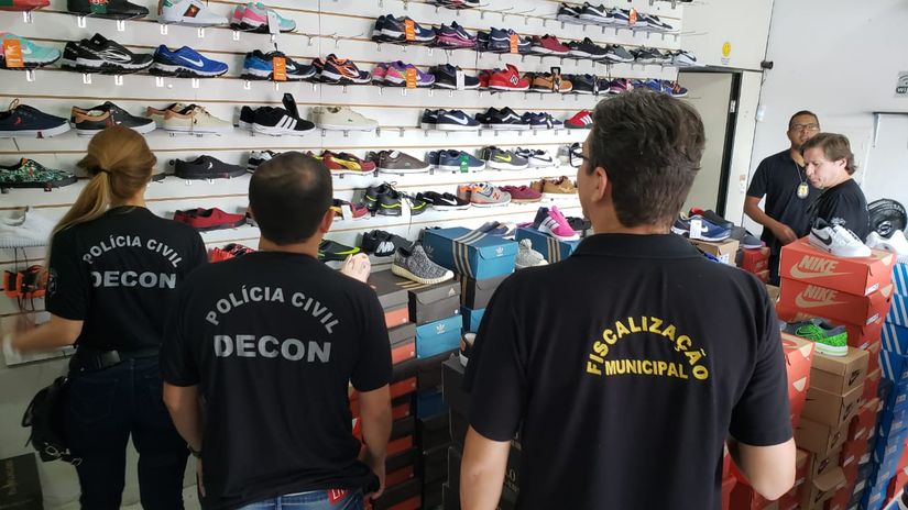 Mais de 300 pares de tênis falsificados são apreendidos em operação da Polícia Civil