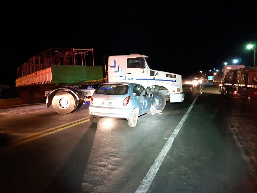 Colisão entre carreta e Celta deixa um morto e três feridos na BR-364 