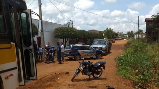 Motociclista morre após ser atropelado por ônibus escolar 