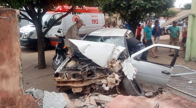 Motorista perde controle de carro e vai para dentro de residência