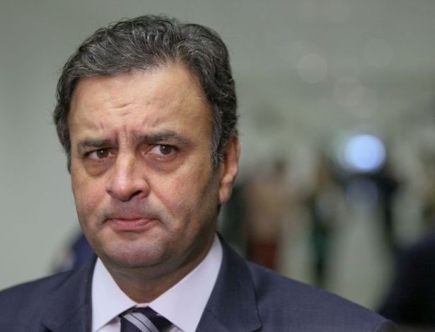 Avião de Aécio Neves faz pouso de emergência