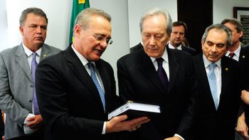 Presidente do Senado, Renan passa condução do impeachment para Lewandowski