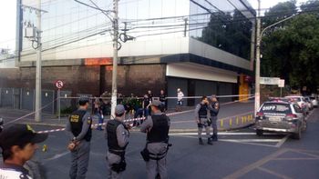 Mulher é assassinada com facada nas costas no meio da rua em Cuiabá