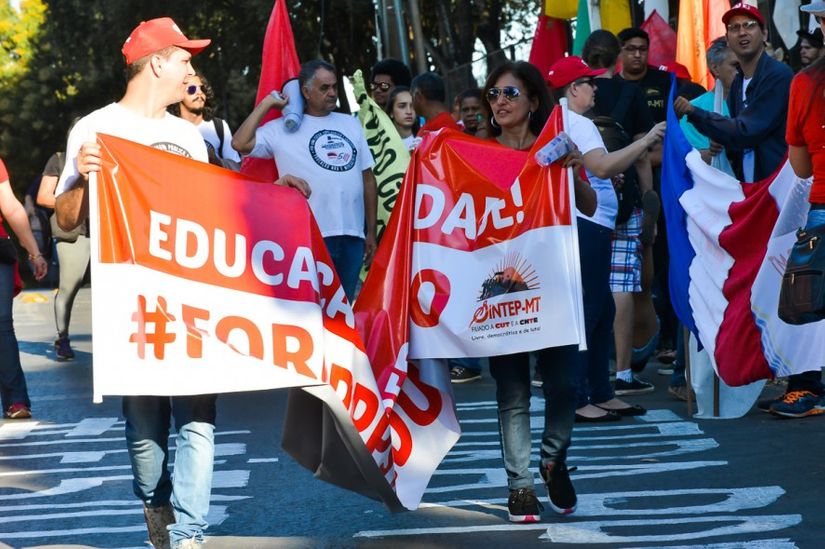 Professores se reúnem e ameaçam deflagrar greve em 7 dias
