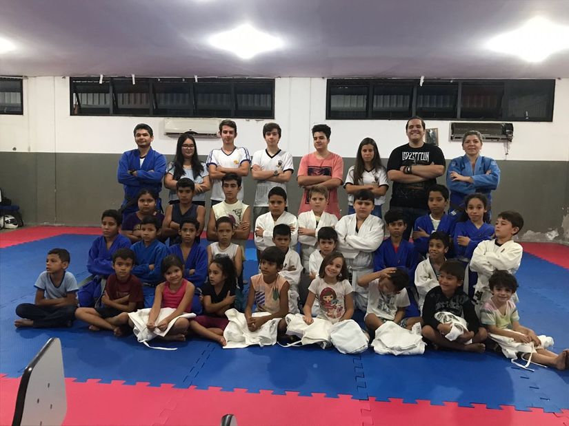 Alunos do projeto Judô e vida ganham kimonos