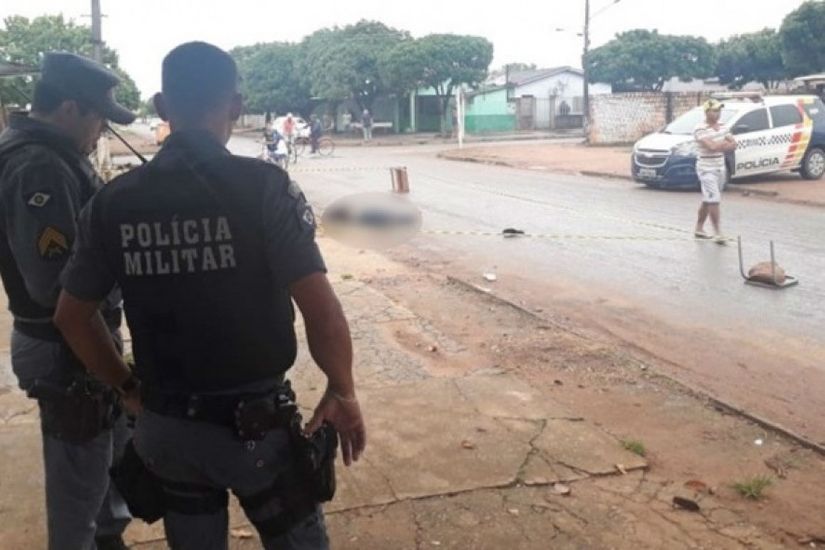 Homem é assassinado a tiros no meio da rua enquanto caminhava em MT