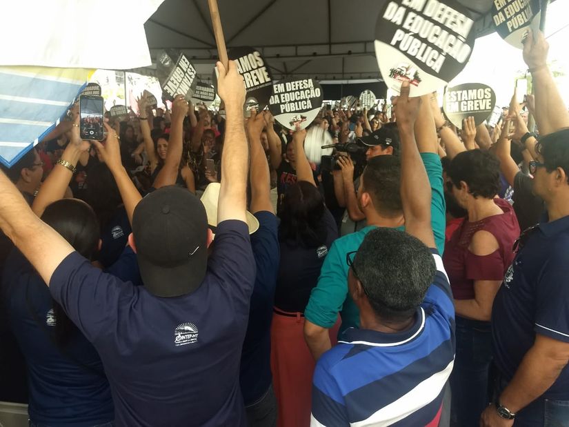 Profissionais da educação votam pela suspensão de greve que já durava 75 dias