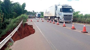 Após desmoronamento, trânsito continua em meia pista em Alto Araguaia