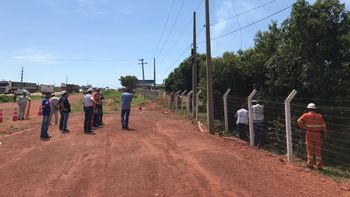 Motorista morre eletrocutado em pátio de empresa após encostar em cerca